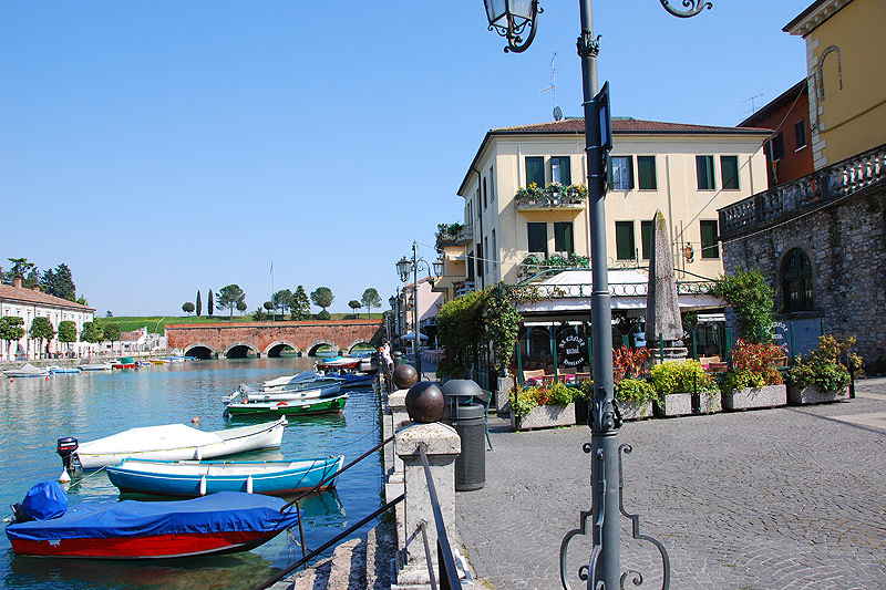 places around Peschiera